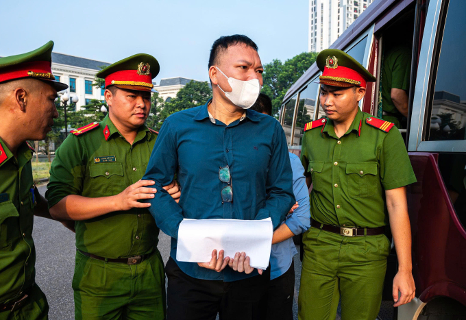 Ông Trần Viết Cương bị áp giải vào phiên tòa. Ảnh: Phạm Dự