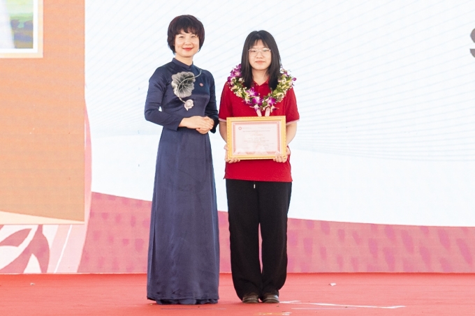 Ngọc Anh nhận giấy khen từ PGS.TS Phạm Thu Hương, hiệu trưởng trường Đại học Ngoại thương, hôm 17/9. Ảnh: FTU Times