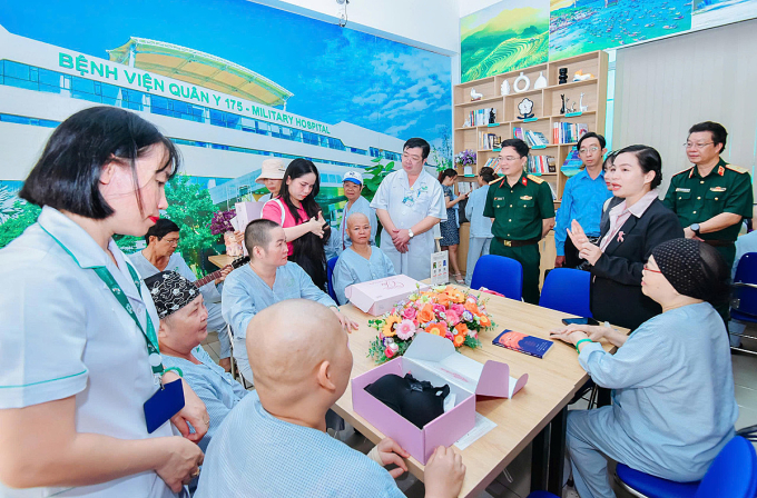 Bệnh nhân sinh hoạt tại Phòng thư giãn giải trí. Ảnh: Thế Lân