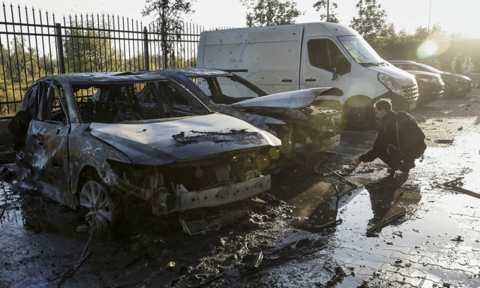 Các phương tiện bị hư hại tại một bãi đỗ xe ở ngoại ô thủ đô Kiev sau cuộc tập kích của Nga vào Ukraine trong đêm 19/9. Ảnh: Reuters