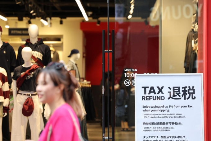 Cửa hàng hoàn thuế tại khu mua sắm Myeong Dong, tháng 9. Ảnh: Yonhap