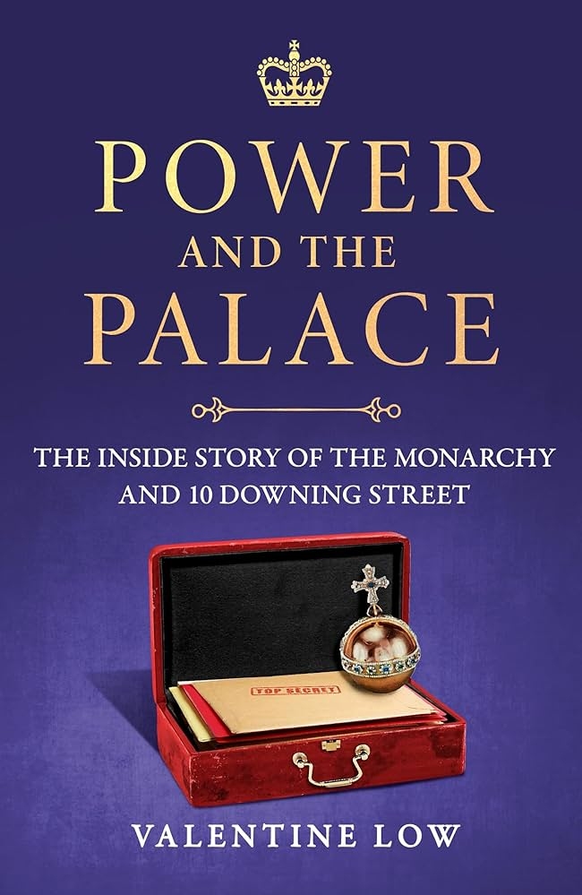 Bìa Power and the Palace. Sách 471 trang, sẽ phát hành tại Anh vào ngày 11/9. Ảnh: Headline Press