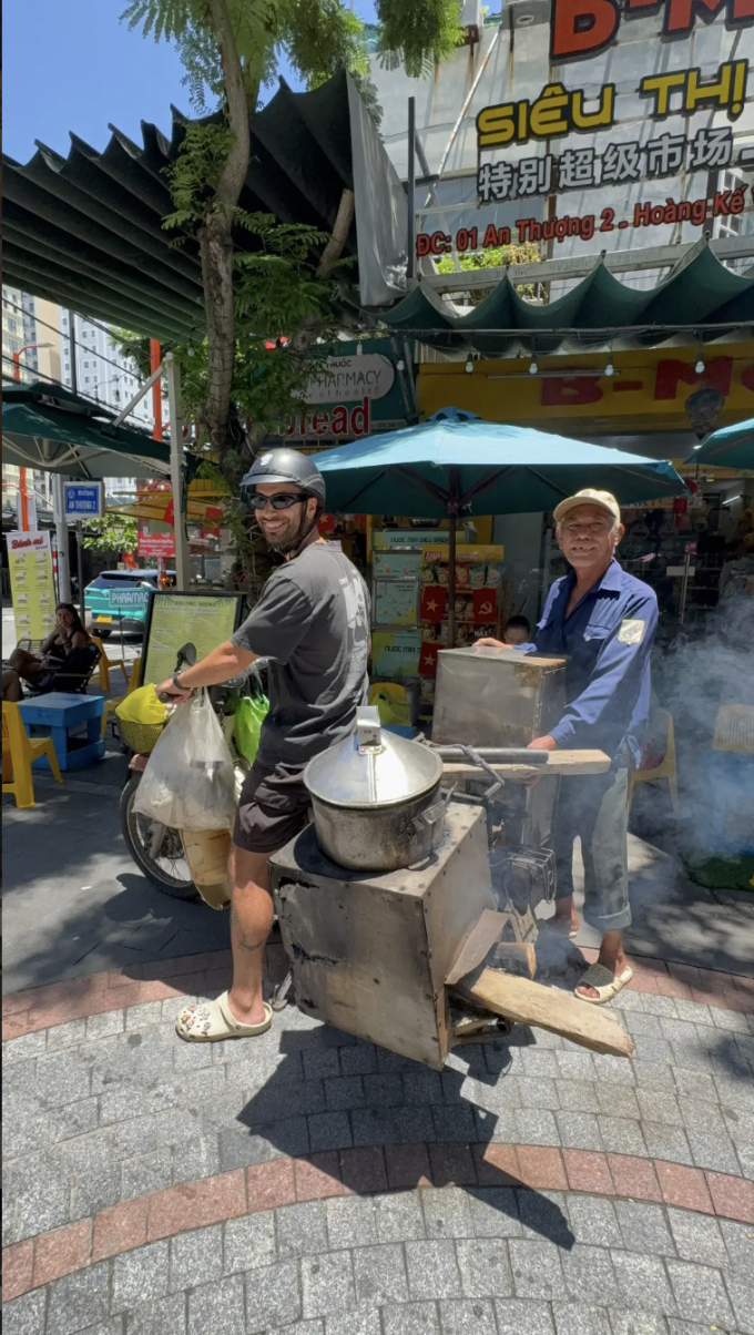 Ky chụp hình cùng chiếc xe bán bánh bao nóng ở Đà Nẵng. Ảnh: NVCC