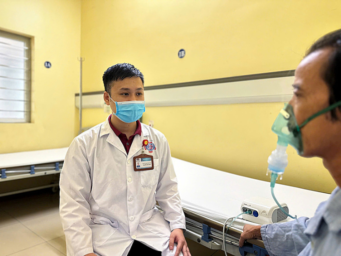 Bác sĩ điều trị cho một bệnh nhân. Ảnh: Thúy Quỳnh