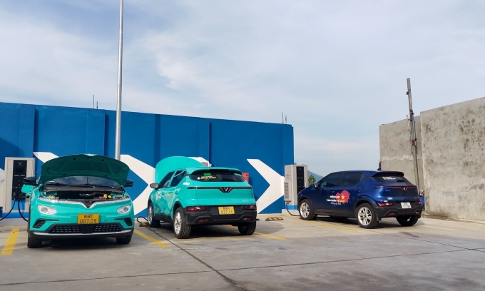 Xe điện mở nắp ca-pô khi sạc ở trạm công cộng. Ảnh:Nguyễn Thị Thúy Vân