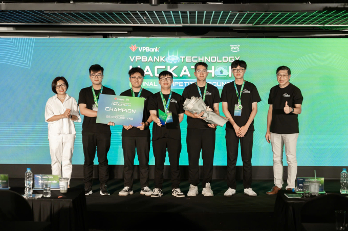 Những nhà vô địch của cuộc thi VPBank Technology Hackathon 2025 - Junior Track. Ảnh: VPBank