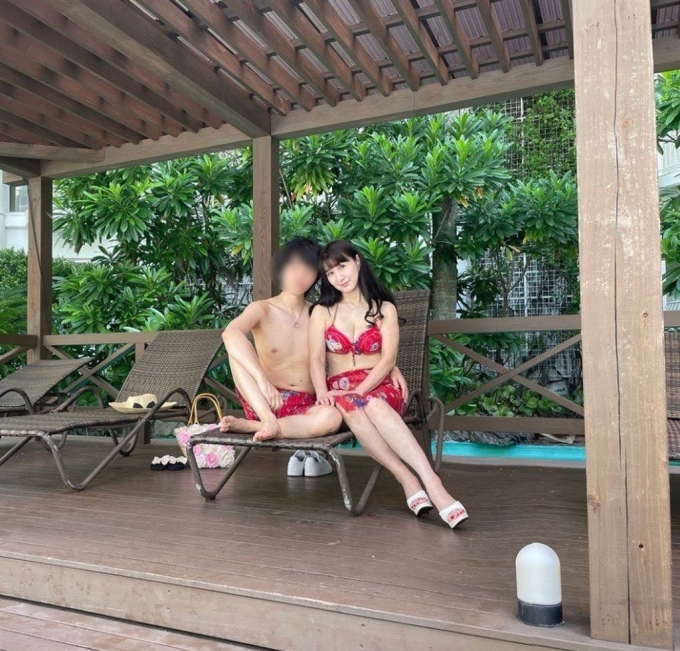 Hai vợ chồng mặc đồ bơi tình nhân cùng chụp hình. Ảnh: Chantoweb