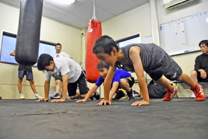 Trẻ em tập luyện bên trong lò boxing Raigoji ở Fukuoka, Nhật Bản. Ảnh: Mainichi
