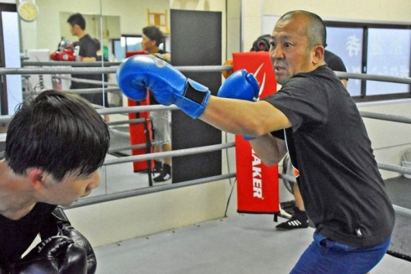 Nhật Bản: Trụ trì gõ mõ ban ngày, tối luyện boxing