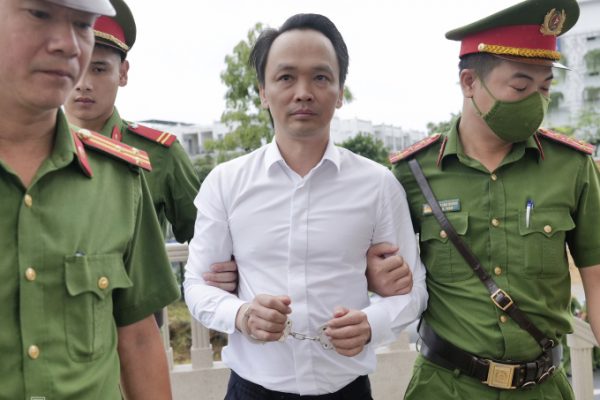 Hà Nội: Thi hành án xuyên lễ, trả tiền cho nhà đầu tư ROS