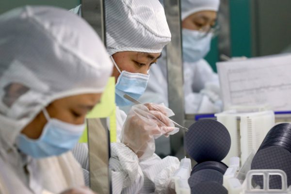 Trung Quốc điều tra giao dịch chip với Mỹ: căng thẳng leo thang?
