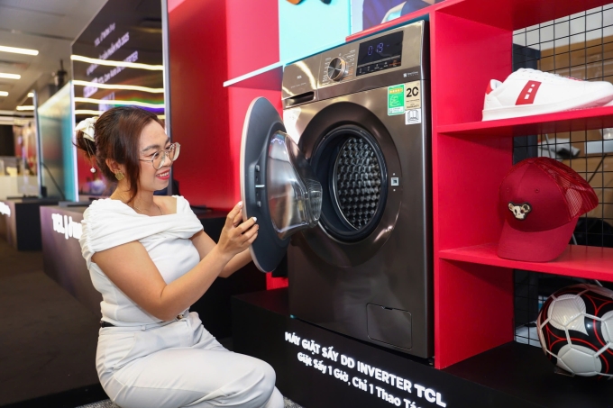 Người dùng tìm hiểu sản phẩm tại sự kiện ra mắt. Ảnh: Quỳnh Trần