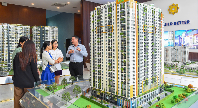 Khách hàng tìm hiểu một dự án tại TP HCM. Ảnh: PDG