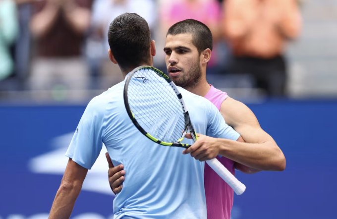 Alcaraz ôm đàn anh Djokovic sau trận bán kết Mỹ Mở rộng 2025. Ảnh: AFP