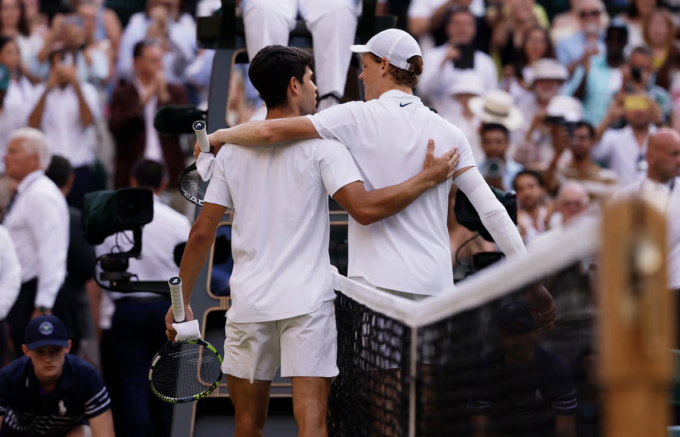 Sinner (phải) ôm Alcaraz sau chiến thắng ở chung kết Wimbledon 2025, diễn ra ở London, Anh ngày 13/7/2025. Ảnh: Reuters