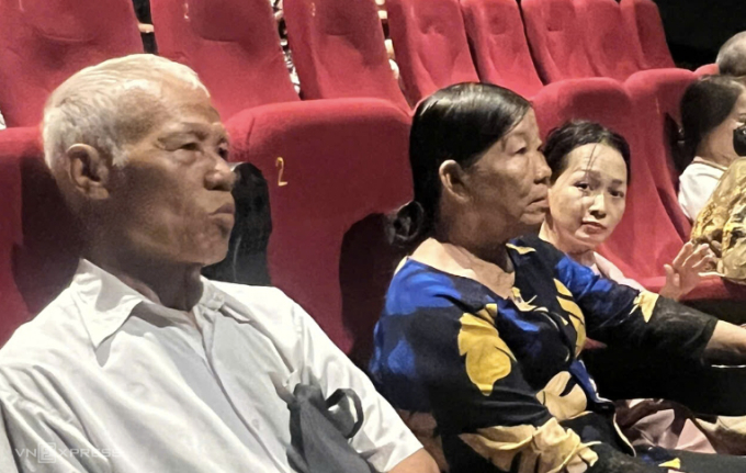 Bà Thu cùng chồng xem phim Mưa đỏ chiều 9/9 tại rạp phim. Ảnh: Minh Anh