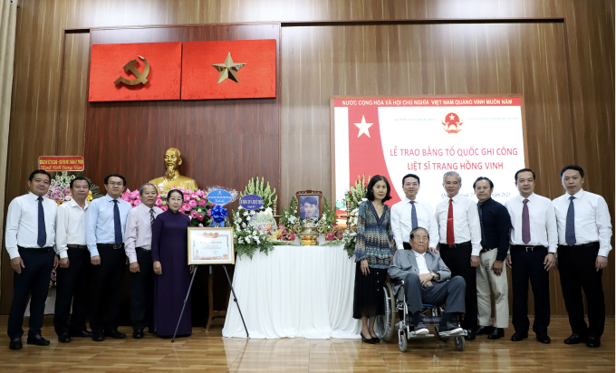Lễ trao bằng Tổ quốc ghi công cho gia đình liệt sĩ Trang Hồng Vinh, tại UBND phường Thạnh Lộc, quận 12 (cũ), TP HCM, hôm 21/7/2023. Ảnh: Bộ Khoa học và Công nghệ