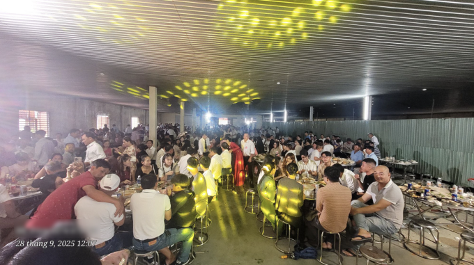 80 bàn tiệc của chú rể Tấn Trường và cô dâu Lưu Thị Sương được chuyển đến xưởng của nhà máy may ở thôn An Hòa, xã Duy Xuyên để tránh bão và tổ chức tiệc, sáng 28/9. Ảnh: Phước Sơn