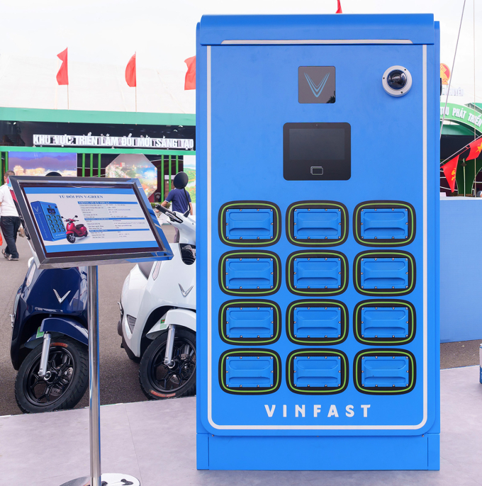 Một tủ đổi pin xe máy điện trưng bày ở Trung tâm triển lãm Việt Nam. Ảnh: Tuấn Vũ