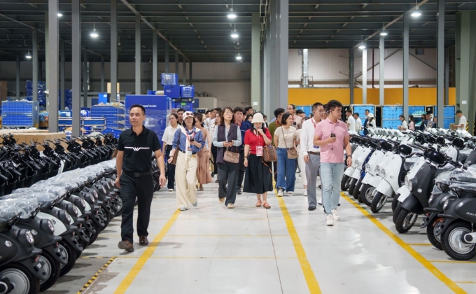 Đại diện các nhà phân phối xe máy điện VinFast thăm quan nhà máy tại Hải Phòng hôm 15/9. Ảnh: VinFast