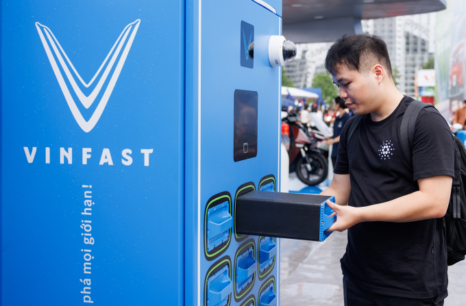 Người dùng trải nghiệm tủ đổi pin xe máy điện VinFast. Ảnh: Tuấn Vũ