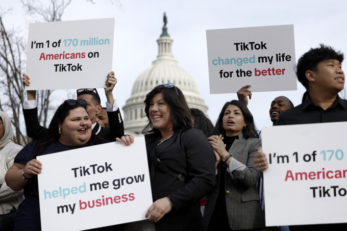 Người ủng hộ TikTok tập trung bên ngoài Đồi Capitol, Washington ngày 13/3/2024. Ảnh: AFP