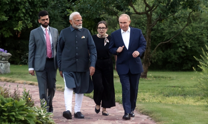Tổng thống Nga Putin (phải) và Thủ tướng Ấn Độ Modi đi dạo trong dinh thự ở Novo-Ogaryovo, ngoại ô Moskva, ngoài 8/7. Ảnh: AFP
