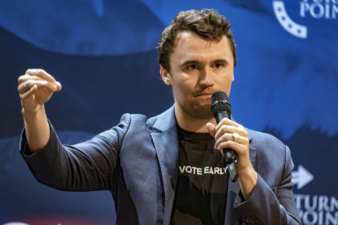 Nhà hoạt động bảo thủ Charlie Kirk phát biểu tại Đại học Arizona, Tucson tháng 10/2024. Ảnh: AFP