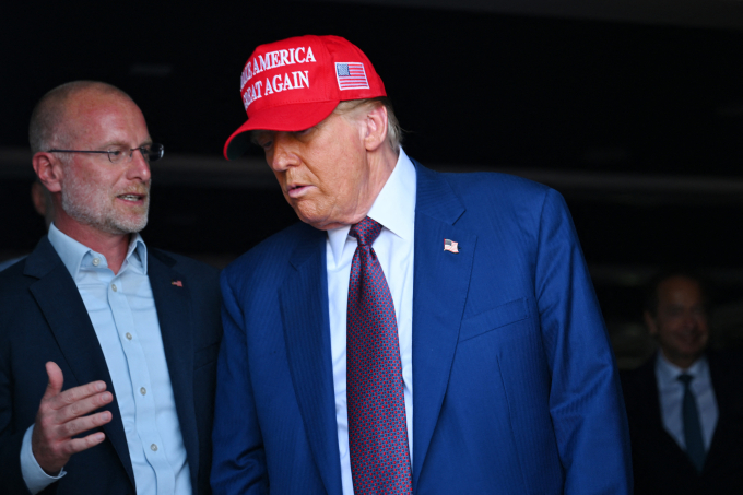 Ông Donald Trump (phải) và Brendan Carr tại Brownsville, bang Texas ngày 19/11/2024. Ảnh: AFP