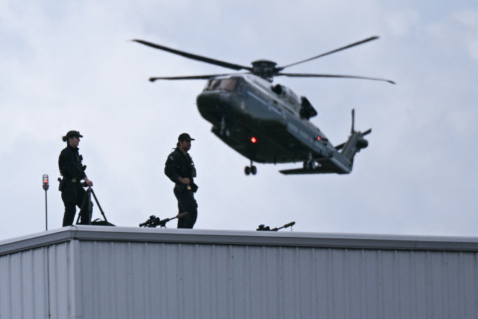 Xạ thủ Mật vụ Mỹ cảnh giới khi trực thăng Marine One chở Tổng thống Donald Trump hạ cánh xuống Teterboro, bang New Jersey ngày 13/7. Ảnh: AFP