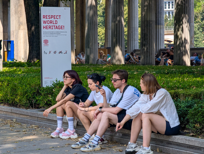 Khách tham quan ở Đảo Bảo tàng tại Berlin ngày 20/7. Ảnh: AFP