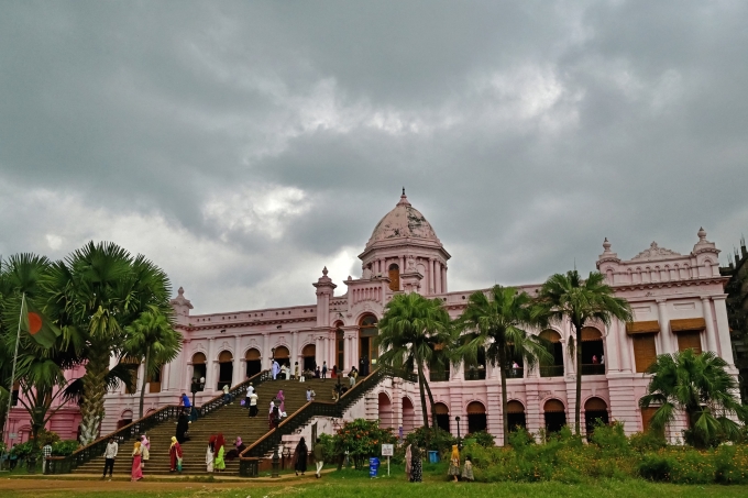 Người dân tham quan bảo tàng trong cung điện màu hồng ven sông Ahsan Manzil ngày 20/8. Đây từng là nơi ở của Salimullah Bahadur, người cai trị cuối cùng của xứ Dhaka, nay là thủ đô Bangladesh. Ảnh: AFP