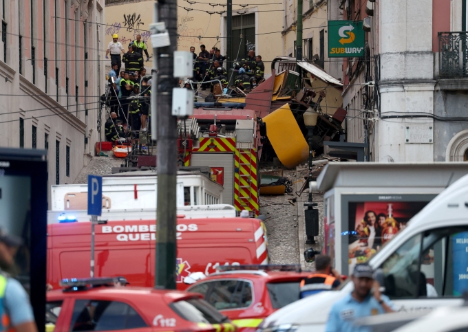Hiện trường vụ tai nạn tàu điện ở Lisbon, Bồ Đào Nha ngày 3/9. Ảnh: AFP