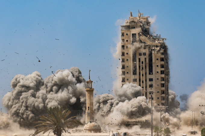 Khói bụi bốc lên khi tòa tháp Mushtaha bị tập kích ở Gaza City ngày 5/9. Ảnh: AFP