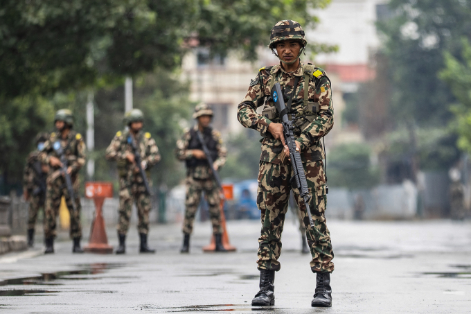 Binh sĩ quân đội Nepal đứng gác trên đường phố thủ đô Kathmandu ngày 11/9. Ảnh: AFP