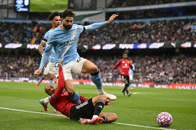 Hậu vệ Man Utd Noussair Mazraoui thất thế khi tranh chấp với Josko Gvardiol trong trận thua Man City 0-3 trên sân Etihad ở vòng 4 Ngoại hạng Anh ngày 14/9/2025. Ảnh: AFP
