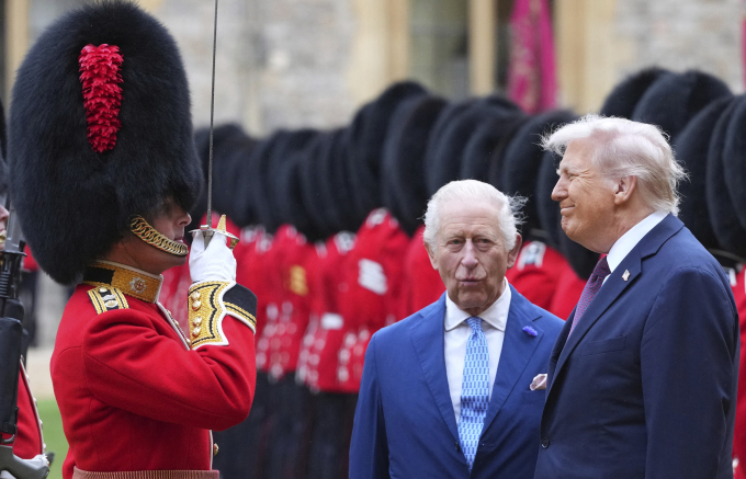 Tổng thống Mỹ Donald Trump (phải) cùng Vua Anh Charles III (giữa) duyệt đội danh dự tại Lâu đài Windsor, Windsor, Anh ngày 17/9. Ảnh: AFP