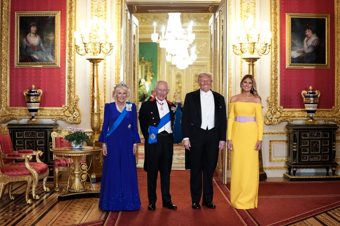 Vua Charles III cùng Hoàng hậu Camilla đón tiếp vợ chồng Tổng thống Trump dự quốc yến tại lâu đài Windsor ngày 17/9. Ảnh: AFP