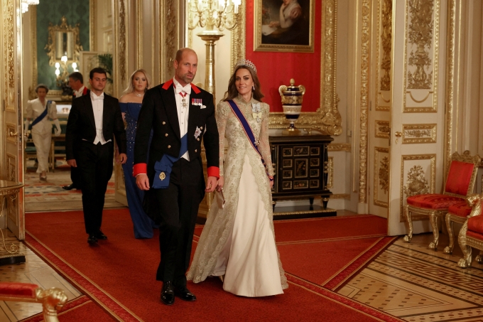 Thái tư William và Vương phi Kate bước vào sảnh chiêu đãi quốc yến. Ảnh: AFP