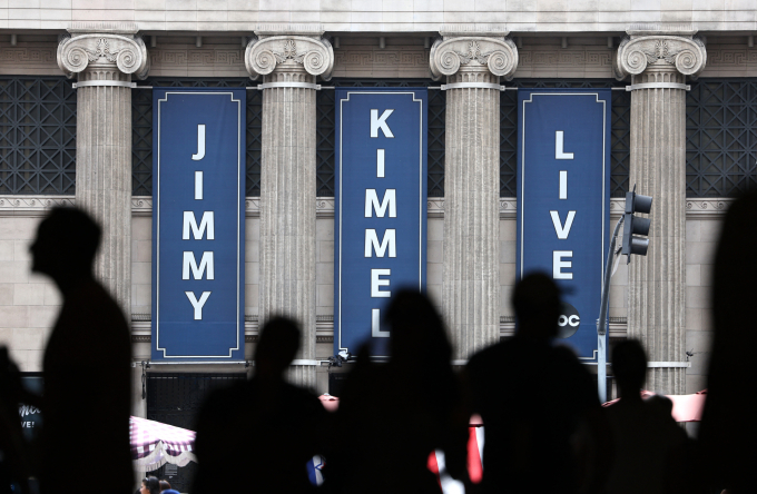 Người dân tập trung bên ngoài nơi ghi hình chương trình Jimmy Kimmel Live! ở Los Angeles, bang California, Mỹ ngày 18/9. Ảnh: AFP