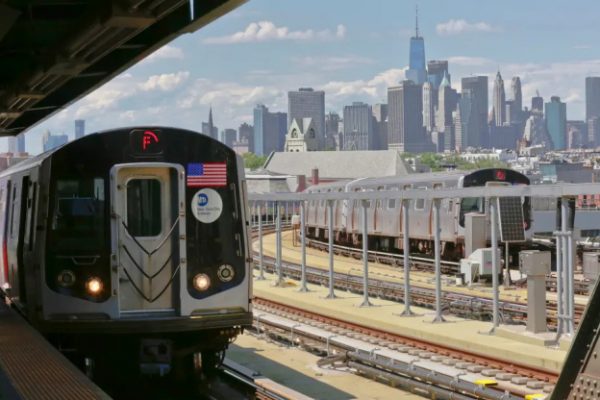 Leo thang bộ ‘như Everest’ tại ga cao nhất New York