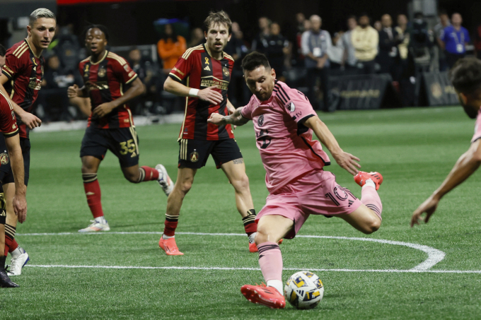 Messi (10) dứt điểm bằng chân trái trong trận Inter Miami gặp chủ nhà Atalanta ở MLS ngày 18/9/2024. Ảnh: AP