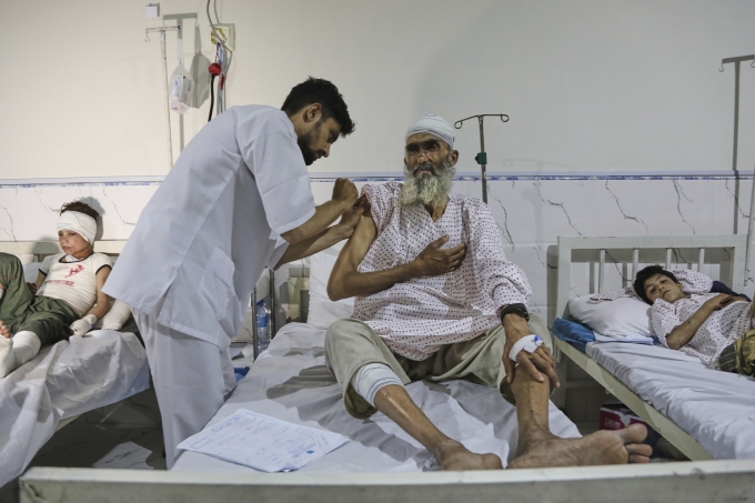 Nạn nhân động đất nằm điều trị trong bệnh viện khu vực Nangarhar ở Jalalabad, Afghanistan, ngày 3/9. Ảnh: AP