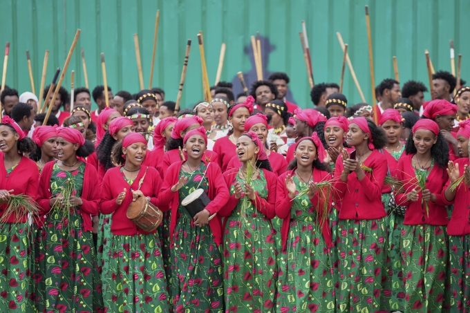 Phụ nữ Ethiopia mặc trang phục truyền thống ca múa trên đường phố trong ngày khánh thành siêu đập Đại Phục Hưng hôm 9/9. Ảnh: AP