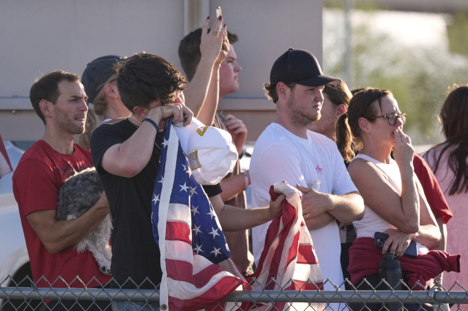 Mọi người theo dõi thi thể Charlie Kirk được đưa lên Không lực Hai tại sân bay quốc tế Phoenix Sky Harbor ở bang Arizona ngày 11/9. Ảnh: AP