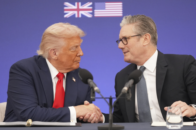 Tổng thống Mỹ Donald Trump (trái) và Thủ tướng Anh Keir Starmer tại sự kiện ở Aylesbury, Anh ngày 18/9. Ảnh: AP