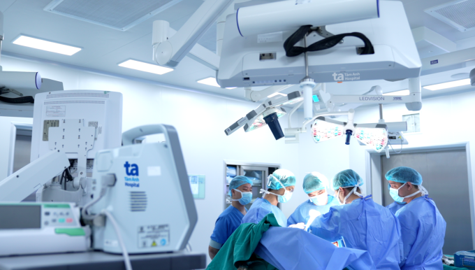 Bác sĩ Quyền phẫu thuật thay khớp gối cho bệnh nhân. Ảnh: Bệnh viện Đa khoa Tâm Anh