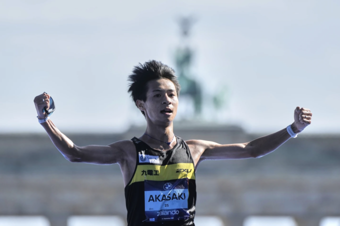 Akiri Akasaki về nhì tại Berlin Marathon 2025. Ảnh: AP