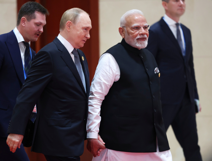 Tổng thống Putin và Tổng thống Modi bắt tay nhau tại Hội nghị thượng đỉnh SCO ở Thiên Tân, Trung Quốc hôm 1/9. Ảnh: AP