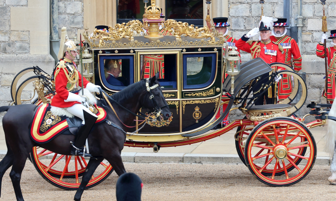 Vua Charles III và Tổng thống Trump ngồi trên Irish State Coach hôm 17/9. Ảnh: AFP